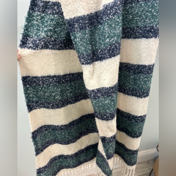 Abercrombie & Fitch Blanket Scarf in Green and Navy - Picture 4 of 4